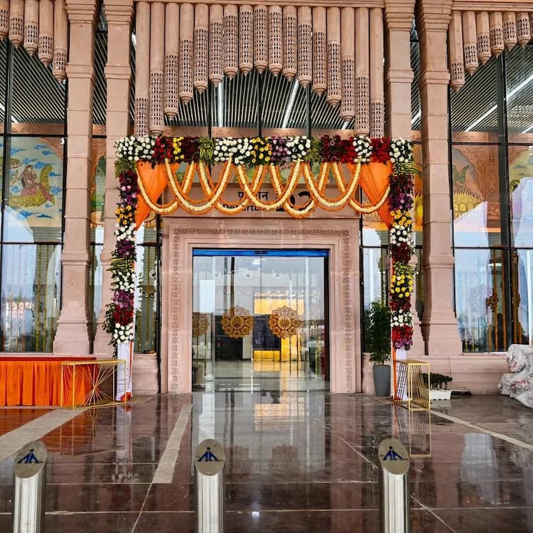 The facade of the terminal building depicts the temple architecture of the upcoming Shri Ram Mandir, while its interiors are decorated with local art, paintings and murals depicting the life of Bhagwan Shri Ram. 