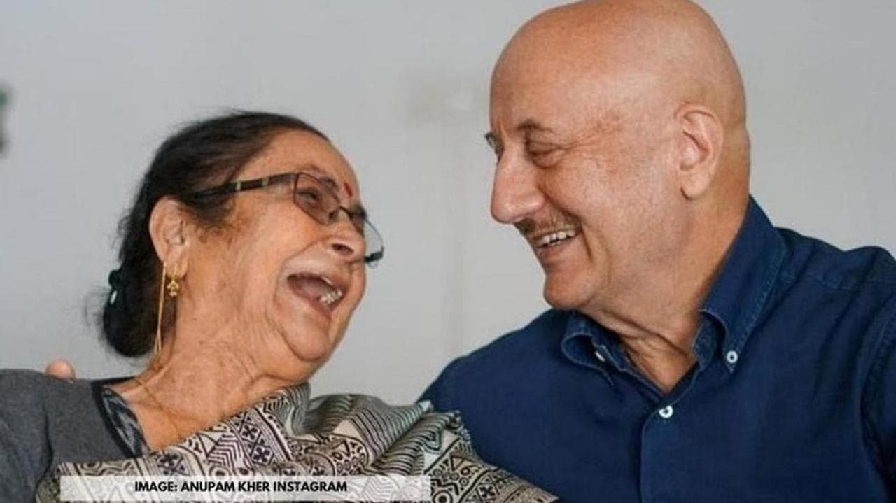 Anupam Kher Bids Emotional Goodbye To His Mother As He Leaves From Shimla