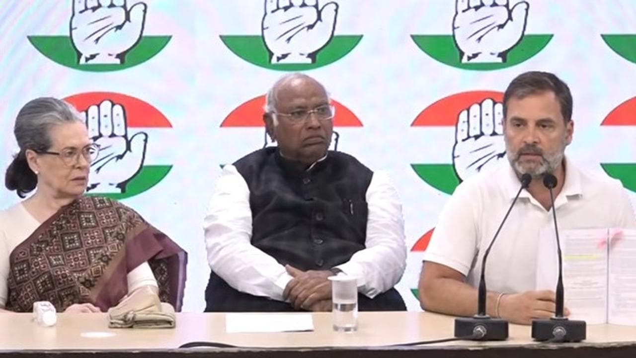 Sonia Gandhi, Mallikarjun Kharge and Rahul Gandhi address joint press conference on the issue of frozen bank accounts of Congress party 